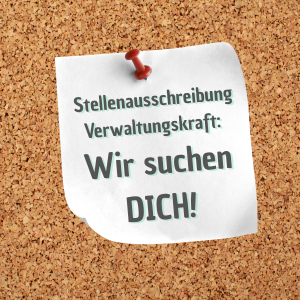 Pinnwand mit Notizzettel auf dem steht: Stellenausschreibung Verwaltungskraft: wir suchen DICH!
